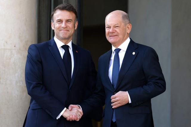 에마뉘엘 마크롱(왼쪽) 프랑스 대통령과 올라프 숄츠 독일 총리가 지난달 27일 프랑스 파리 엘리제궁에서 만나 악수하고 있다. 파리=AFP 연합뉴스