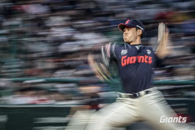 롯데 좌완 투수 김진욱이 초반 2경기 연속 호투로 기분 좋은 출발을 알렸다. 3월 26일 인천 SSG전에서 김진욱이 역투를 하고 있다. 롯데 제공
