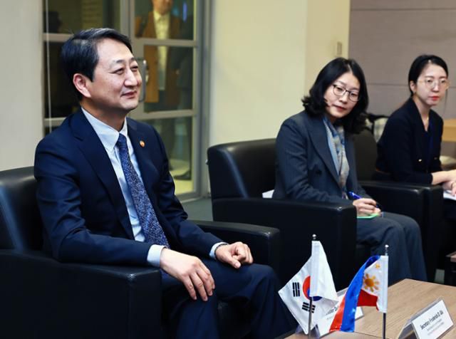 안덕근(왼쪽) 산업통상자원부 장관이 7일 서울 중구 대한상공회의소 국제회의장에서 프레더릭 고 필리핀 대통령실 투자경제특별보좌관과 면담하고 있다. 산업통상자원부 제공
