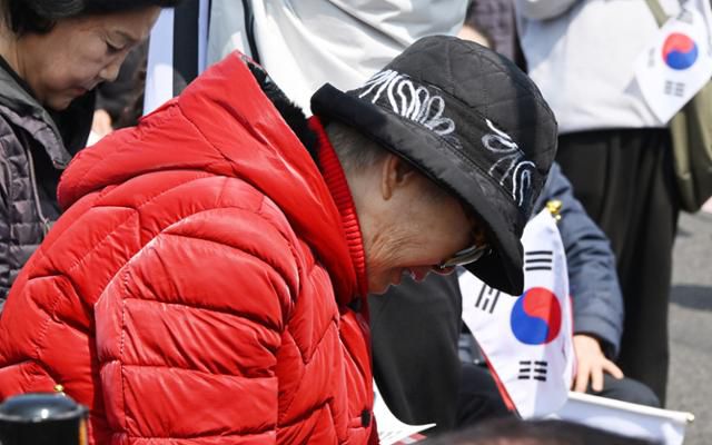 4일 서울 용산구 한남동 대통령 관저 앞에서 열린 보수집회 참가자들이 윤석열 대통령의 파면이 선고되자 침통해하고 있다. 오승현 기자