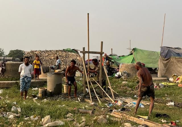 지난 4일 미얀마 만달레이에서 남서쪽으로 13㎞ 떨어진 이슬람 교인 마을 본우에에서 지진을 피해 인근 공터로 피신한 무슬림 미얀마인들이 우물을 파고 있다. 본우에=허경주 특파원