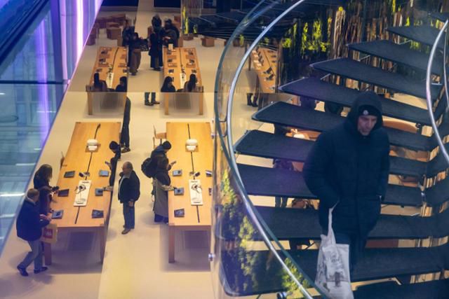 7일 미국 뉴욕 5번가의 애플스토어에서 쇼핑객들이 아이폰 등 애플 제품을 살펴보고 있다. 뉴욕=AP 연합뉴스