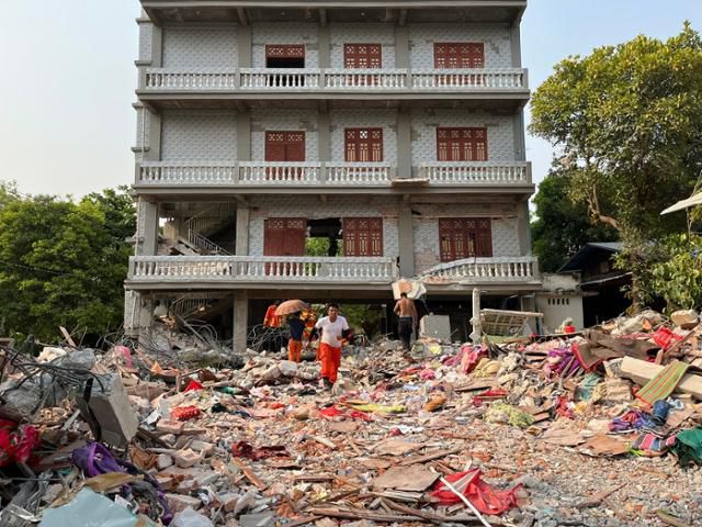 지난 4일 지진 피해를 입은 미얀마 중북부 사가잉의 한 종교 시설에서 구조 대원들이 구조 작업을 벌이고 있다. 사가잉=허경주 특파원