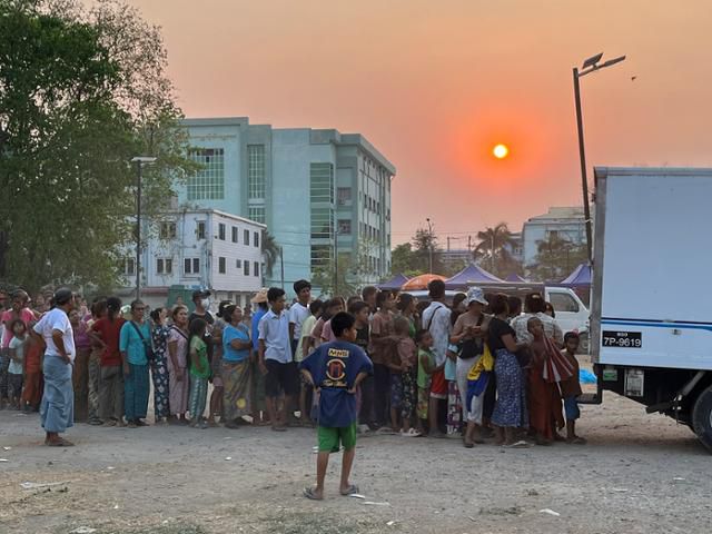 지난 2일 미얀마 제2 도시 만달레이에서 지진으로 보금자리를 잃은 시민들이 구호 물품을 받으려 길게 줄을 서 있다. 만달레이=허경주 특파원