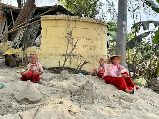 지난 3일 미얀마 불교 도시 사가잉의 한 무너진 종교 시설 앞에서 동자승들이 천진난만한 얼굴로 흙놀이를 하고 있다. 사가잉=허경주 특파원
