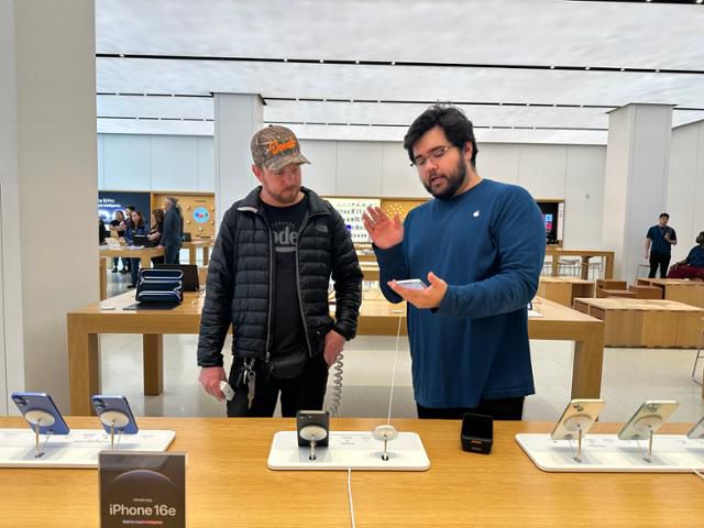 7일 미국 캘리포니아주 에머리빌에 있는 한 애플스토어에서 인근 도시 주민 잭 스틸이 직원에게 아이폰16e에 대한 설명을 듣고 있다. 그는 아이폰 가격 인상 가능성에 대비해 이날 이 제품을 구입했다. 에머리빌=이서희 특파원