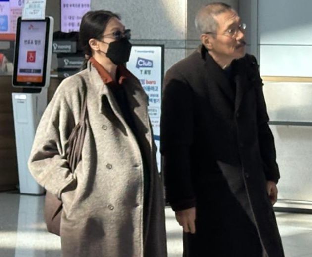 배우 김민희와 홍상수 감독이 2월 영화제 참석차 인천국제공항을 통해 독일 베를린으로 출국하고 있다. 뉴시스
