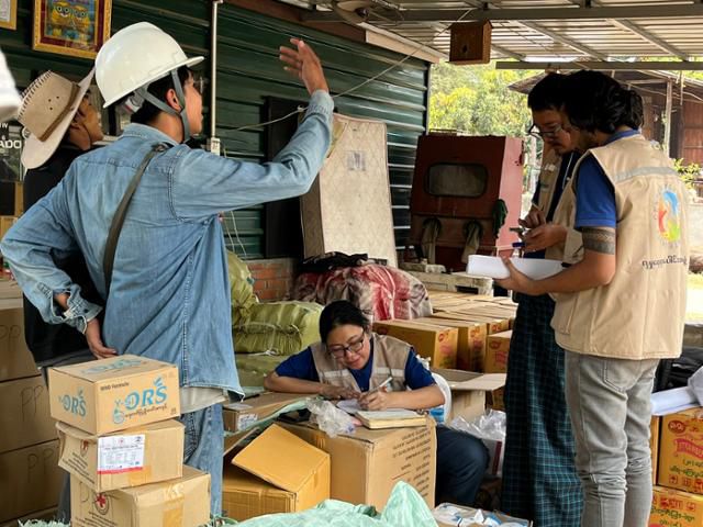 지난 3일 지진 피해를 입은 미얀마 중북부 불교 도시 사가잉에서 미얀마 구호 단체 회원들이 구호 물품을 정리하고 있다. 사가잉=허경주 특파원