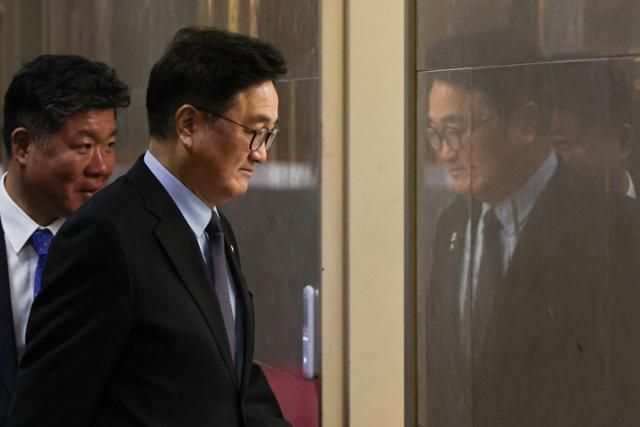 우원식 국회의장이 8일 서울 여의도 국회로 출근하고 있다. 뉴시스