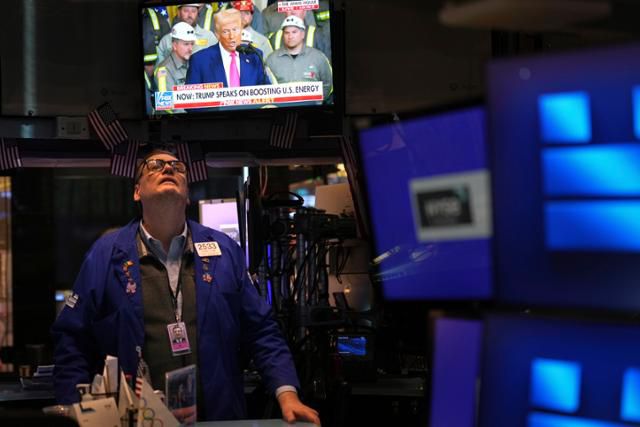 8일 미국 뉴욕의 뉴욕증권거래소에 설치된 텔레비전을 통해 도널드 트럼프 미 대통령의 연설 장면이 중계되고 있다. 뉴욕=AP 연합뉴스