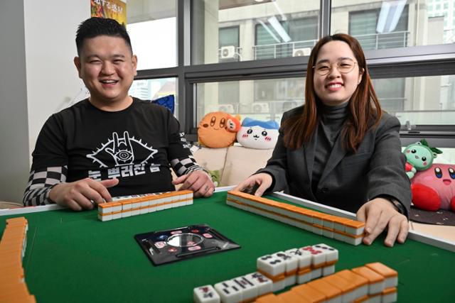 남선우(오른쪽), 장동현 쿠키플레이스 공동대표가 직원들의 휴식을 위해 사무실 한쪽에 마련한 놀이방에서 마작 게임을 하고 있다. 직원들 또한 마니아가 많아 게임, 만화책 등 다양한 콘텐츠를 갖추고 있다. 정다빈 기자
