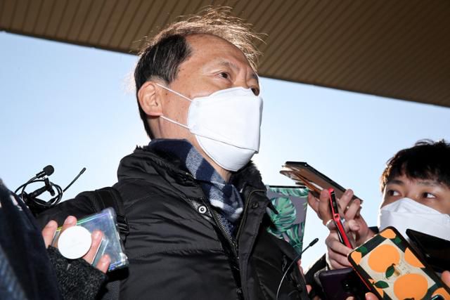 윤석열 당시 검찰총장에 대한 징계위원회 2차 심의가 열리는 2020년 12월 윤 총장 측 법률대리인 이완규 변호사가 경기 과천 정부과천청사 법무부로 들어서고 있다. 이한호 기자