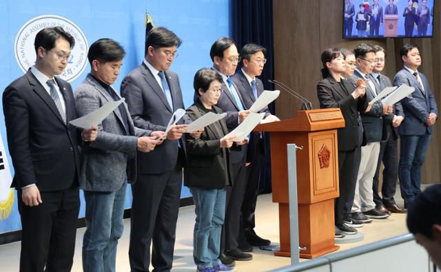 더불어민주당 초선 의원 모임 '더민초' 의원들이 9일 서울 여의도 국회 소통관에서 한덕수 대통령 권한대행 국무총리를 향해 이완규·함상훈 헌법재판관 후보자 지명 철회를 촉구하고 있다. 연합뉴스