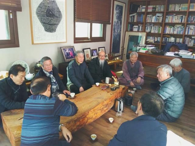 두레 사건 관련자들이 2024년 3월 2일 두레양서조합 제1대 이사장을 지냈던 이석태씨의 경북 포항 자택에서 모여 이야기를 나누고 있다. 김상숙 교수 제공