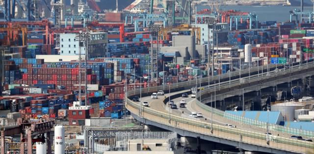 7일 부산항 감만부두 야적장에 컨테이너가 가득 쌓여 있다. 부산=뉴스1