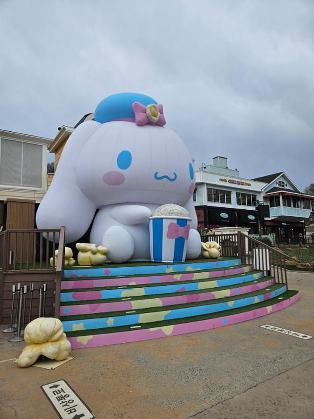 튤립축제가 진행되고 있는 2일 에버랜드 포시즌스가든에 7m 크기의 대형 시나모롤 조형물이 설치돼 있다. 용인=박준석 기자