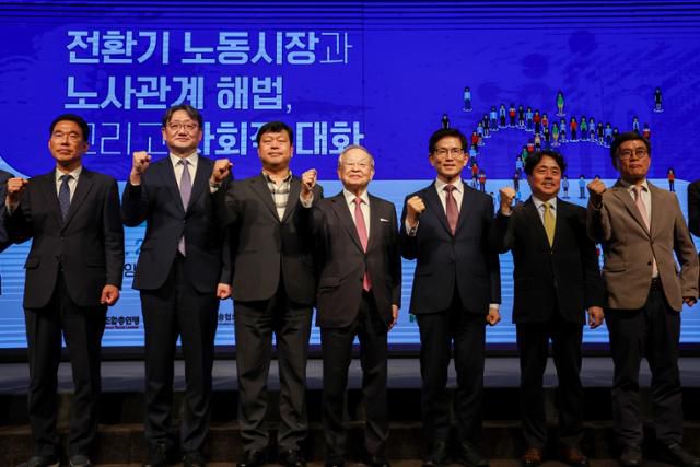 대통령 소속 경제사회노동위원회에 참여하는 한국노총, 한국경영자총협회, 한국노동연구원 등 5개 단체의 공동 주최로 지난달 26일 서울 중소기업중앙회에서 '전환기 노동시장과 노사관계 해법, 그리고 사회적 대화' 토론회가 개최됐다. 노사정 사회적 대화는 지난 연말 12·3 불법계엄 사태 이후 노동계인 한국노총이 불참을 선언해 잠정 중단 상태이지만, 계속고용위원회에서는 공익위원들 주도로 회의가 이어지고 있으며 이달 중 검토의견을 발표할 예정이다. 연합뉴스