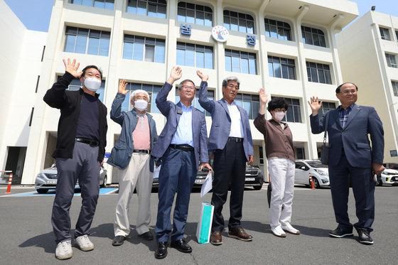두레 사건으로 고문 당하고 유죄 선고를 받아 일평생 빨갱이 낙인이 찍인 채 살았던 피해 당사자들이 2022년 5월 18일 대구지법에서 열린 재심에서 무죄를 선고받은 후 가족 등과 함께 법정 밖에서 손을 흔들고 있다. 뉴스1