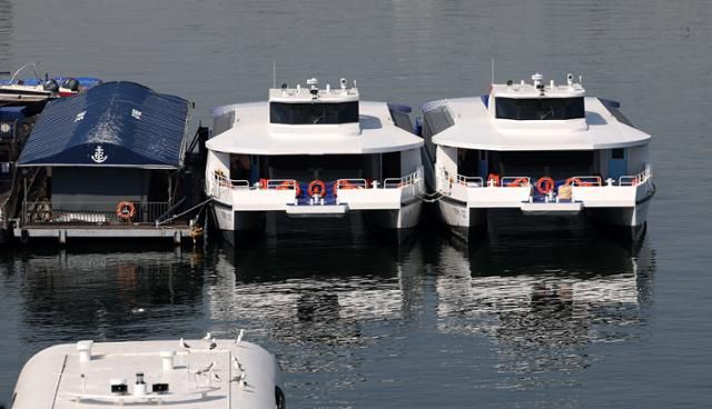 수상 대중교통 한강버스가 서울 여의도 한강 선착장에 정박해 있다. 뉴시스