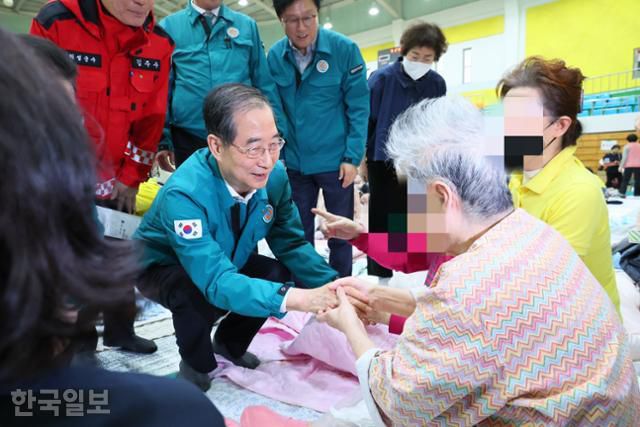 헌법재판소 탄핵 기각으로 직무에 복귀한 한덕수 대통령 권한대행 국무총리가 지난달 24일 경북 의성체육관에 마련된 산불 주민대피소를 찾아 이재민을 위로하고 있다. 국무총리실 제공