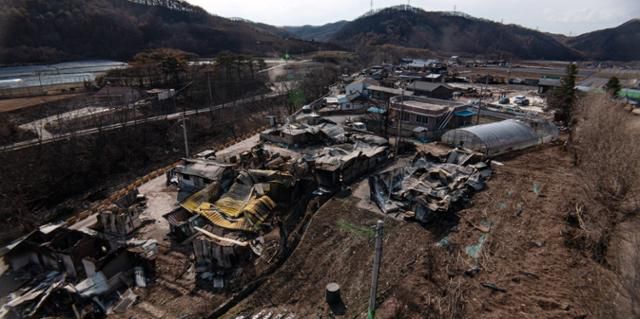 2일 경북 영양군 석보면 화매1리 마을 곳곳이 산불에 모두 타 폐허로 변해 있다. 영양=하상윤 기자