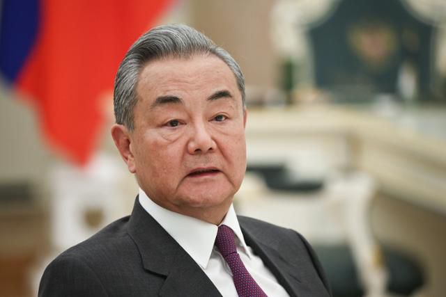 왕이 중국 외교부장이 1일 러시아 크렘린궁에서 열린 회의에 참석해 있다. 모스크바=타스 연합뉴스