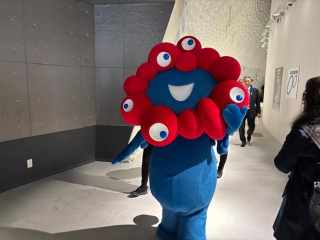 2025 오사카·간사이만국박람회(오사카엑스포) 마스코트인 먀쿠먀쿠가 개막 전날이자 개회식이 열린 12일 회장을 돌며 내빈들에게 인사하고 있다. 오사카=류호 특파원