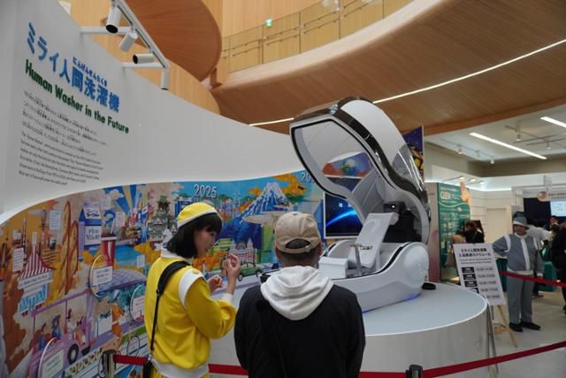 2025 오사카·간사이만국박람회(오사카엑스포)가 일본 오사카 유메시마에서 개막한 13일 관람객들이 오사카헬스케어관에 전시된 '미래 인간 세탁기'를 보고 있다. 1970년 오사카엑스포에 선보인 '인간 세탁기'를 개선한 모델이다. 오사카=류호 특파원