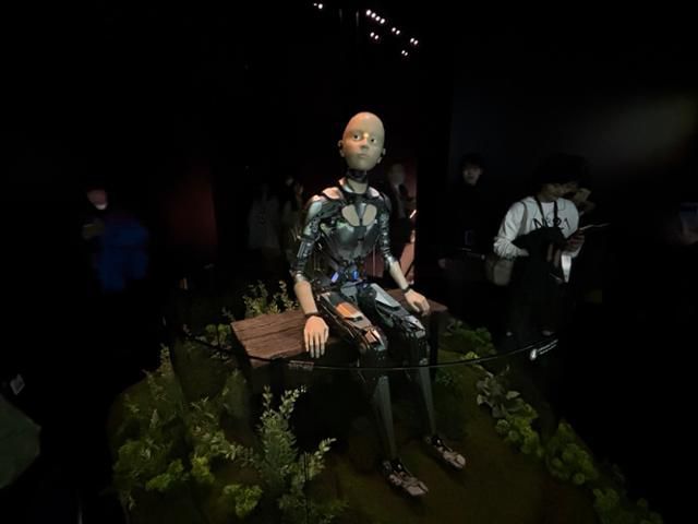 2025 오사카·간사이만국박람회(오사카엑스포)가 일본 오사카 유메시마에서 개막한 13일 일본관에 인간의 형태를 한 로봇인 안드로이드가 전시돼 있다. 오사카=류호 특파원