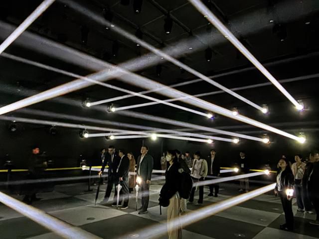 2025 오사카·간사이만국박람회(오사카엑스포)가 개막한 13일 일본 오사카 유메시마 엑스포장 내 한국관을 찾은 관람객들이 관객의 음성을 인공지능(AI)을 통해 빛과 음악으로 재구성한 전시물을 관람하고 있다. 오사카=류호 특파원