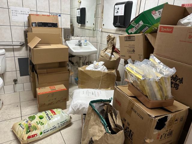 7일 미국 샌프란시스코 차이나타운의 한 대형 아시아 식료품점 화장실에 재고들이 쌓여 있다. 매장 창고는 물론 통로 곳곳에 재고품을 적재하고도 공간이 부족해서다. 샌프란시스코=이서희 특파원