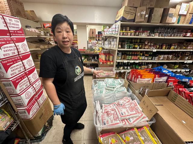 12일 미국 샌프란시스코 차이나타운에서 아시아 식료품점을 운영하는 밀 레이가 중국산 수입품에 대한 관세가 145%로 인상된 데 대한 어려움을 토로하고 있다. 그의 앞에 놓인 쌀가루는 평상시 89센트에 판매됐던 제품이지만, 태국산 수입품에 대한 관세 인상 여파로 1.09달러로 가격이 올랐다. 샌프란시스코=이서희 특파원