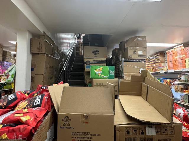 7일 미국 샌프란시스코 차이나타운의 한 대형 아시아 식료품점 안에 재고 박스들이 천장까지 쌓여 있다. 이 탓에 가게 계단은 한 사람만 간신히 오갈 수 있을 정도로 비좁았다. 샌프란시스코=이서희 특파원