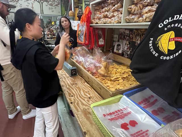 12일 미국 샌프란시스코의 유명 포춘쿠키 전문점에서 한 점원이 쿠키를 포장하고 있다. 이 가게는 중국산 포장재를 쓰고 있는데, 중국산 수입품에 대한 관세 인상 여파로 베트남산 이용을 검토 중이다. 샌프란시스코=이서희 특파원