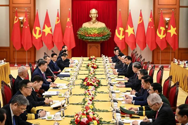 14일 베트남 하노이 공산당 중앙위원회에서 시진핑(왼쪽 앞에서 다섯 번째) 중국 국가주석이 베트남 권력 서열 1위 또럼 서기장(오른쪽 앞에서 다섯 번째)과 회담을 하고 있다. 하노이=로이터 연합뉴스