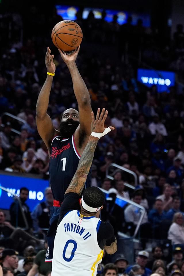 LA 클리퍼스의 제임스 하든(뒷줄)이 14일(한국시간) 미국 캘리포니아주 샌프란시스코 체이스 센터에서 열린 2024~25 미국프로농구(NBA) 골든스테이트와 경기 도중 3점슛을 쏘고 있다. 샌프란시스코=AP 연합뉴스