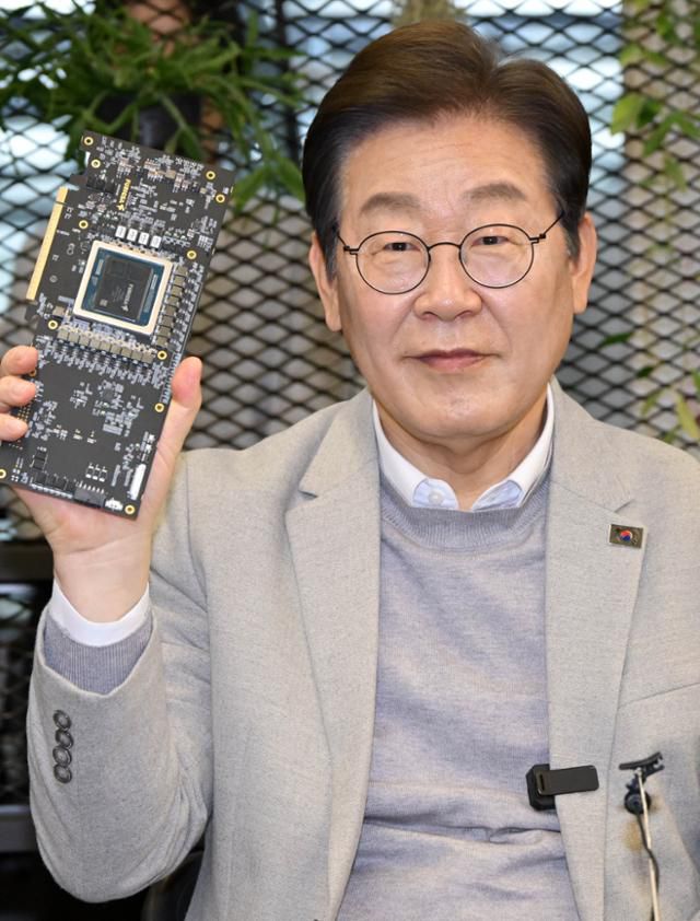 이재명 전 더불어민주당 대표가 14일 서울 강남구 퓨리오사AI에서 퓨리오사AI NPU칩을 들어보이고 있다. 고영권 기자