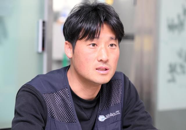 최현환 금속노조 한국옵티컬하이테크 지회장이 부당 해고 문제에 대해 설명하고 있다. 그도 정리해고된 상태이다. 구미=홍인기 기자