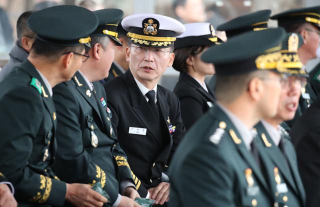 이국종(왼쪽 세 번째) 국군대전병원장이 지난달 5일 오후 대전 국군간호사관학교에서 열린 제65기 사관생도들의 졸업 및 임관식에서 내빈들과 대화하고 있다. 뉴스1