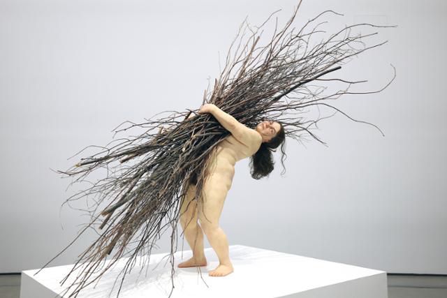 실제 인물 크기보다 축소된 조각 '나뭇가지를 든 여인'. 뉴스1