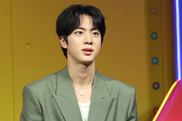 그룹 방탄소년단의 진이 15일 서울 종로구 JW메리어트동대문스퀘어서울에서 열린 넷플릭스 예능 '대환장 기안장'제작발표회에서 질문을 듣고 있다. 연합뉴스