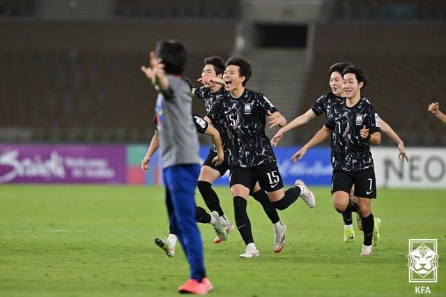 백기태 감독이 이끄는 한국 U-17 대표팀이 15일 2025 아시아축구연맹(AFC) U-17 아시안컵 4강 진출을 확정한 뒤 환호하고 있다. 대한축구협회 제공