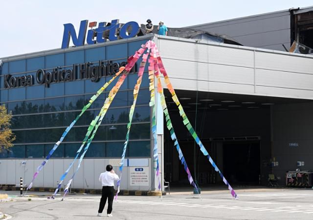 두 번의 겨울이 지나도록 땅을 밟지 못한 여성 노동자들이 지난 10일 지상의 한국일보 기자와 인터뷰를 하고 있다. 지상 10m 위에 서있는 노동자들의 목소리가 아득해 밑에서 올려준 전화기를 이용해 대화를 나눴다. 구미=홍인기 기자