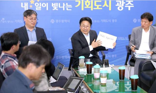 강기정 광주광역시장이 지난달 27일 오후 광주시청 5층 기자실에서 출입 기자들과 긴급 간담회를 갖고 '영산강 익사이팅 존' 조성 국제 설계 공모 당선작을 둘러싼 논란 등에 대해 설명하고 있다. 광주시 제공