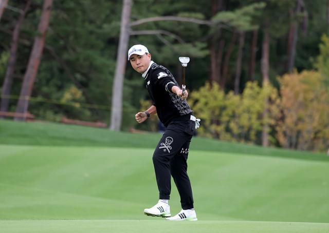 올해 장유빈이 떠난 KPGA 투어를 지배할 강력한 후보로 조우영이 꼽힌다. 조우영이 지난해 10월 더채리티클래식에서 우승 퍼트를 성공한 뒤 기뻐하고 있다. KPGA 제공