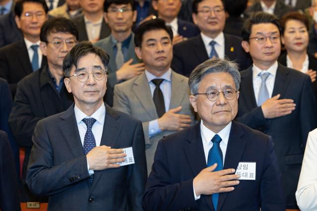 성장과 통합 상임공동대표를 맡은 유종일 한국개발연구원(KDI) 전 원장(앞줄 왼쪽)과 허민 전 전남대 부총장(앞줄 오른쪽)이 16일 오전 서울 여의도 국회도서관에서 열린 성장과 통합 출범식에서 국민의례를 하고 있다. 뉴스1