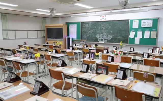 경기 안산시 단원구 4·16민주시민교육원 기억관에 마련된 단원고 4·16기억교실에 학생들을 추모하는 기록물들이 놓여 있다. 뉴스1