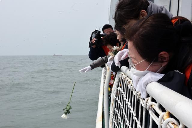 세월호 참사 11주기인 16일 전남 진도군 참사 해역에서 선상추모식이 열린 가운데 유가족들이 바다에 헌화하고 있다. 연합뉴스