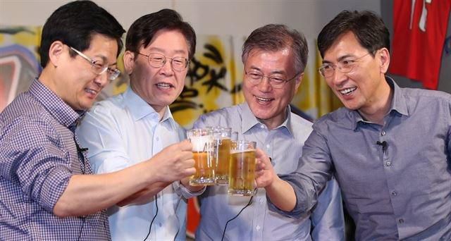 문재인 더불어민주당 대선후보를 비롯한 대선 경선에 참여했던 후보들이 2017년 4월 8일 서울 마포구 합정동의 한 주점에서 호프타임을 갖고 있다. 사진 왼쪽부터 최성 고양시장, 이재명 성남시장, 문재인 더불어민주당 대선후보, 안희정 충남지사. 연합뉴스