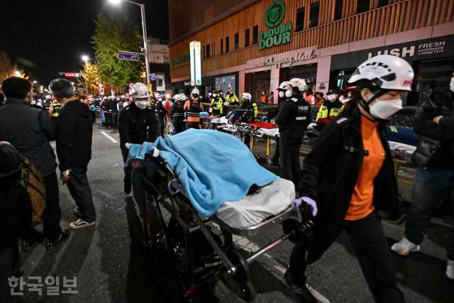 2022년 10월 30일 구조대원들이 이태원 참사 사상자를 이송하고 있다. 이한호 기자
